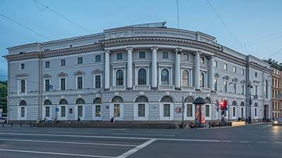 Russische Nationalbibliothek frontansicht mit blauen Himmel
