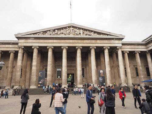 Frontansicht British Museum mit Touristen davor