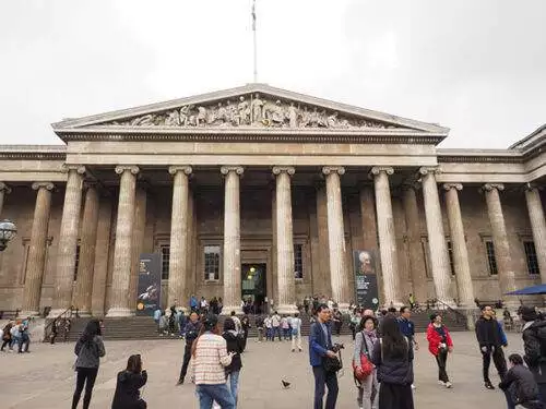 Frontansicht British Museum mit Touristen davor