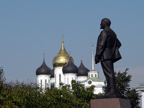 Eine Statue Lenin mit orthodoxe Kirche im Hintergrund