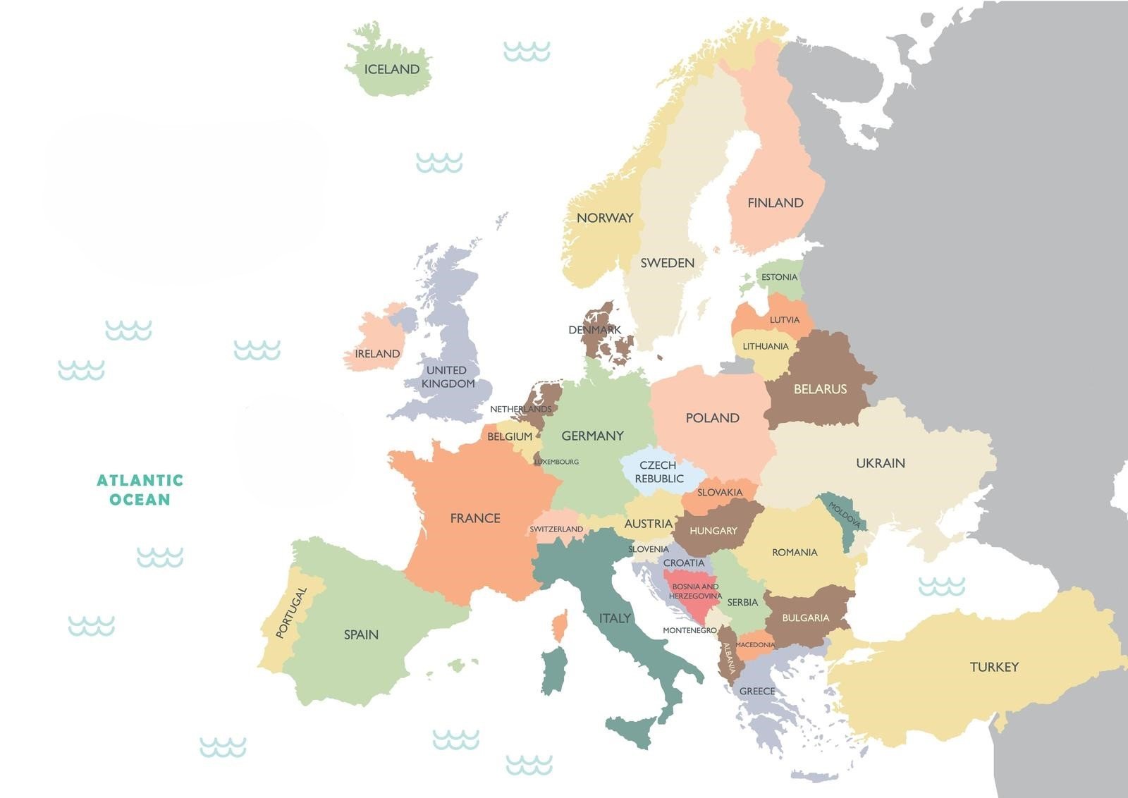 Eine detaillierte politische Karte von Europa mit Ländernamen und -grenzen. Jedes Land ist in einer anderen Farbe dargestellt. Die Karte hebt auch die umliegenden Gewässer hervor, darunter den Atlantik im Westen. Island ist im Nordwesten sichtbar und die Türkei ist unten rechts teilweise dargestellt.